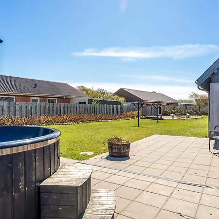 14-person In Agger With Wilderness Bath And Outdoor Sauna 펜션
